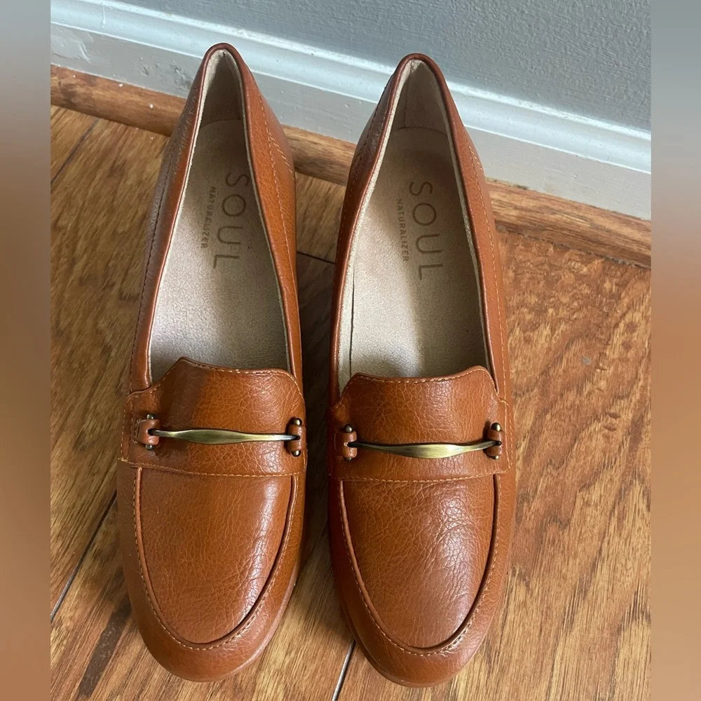 7.5 Wide Wedge Loafer Pumps in Cognac Brown
